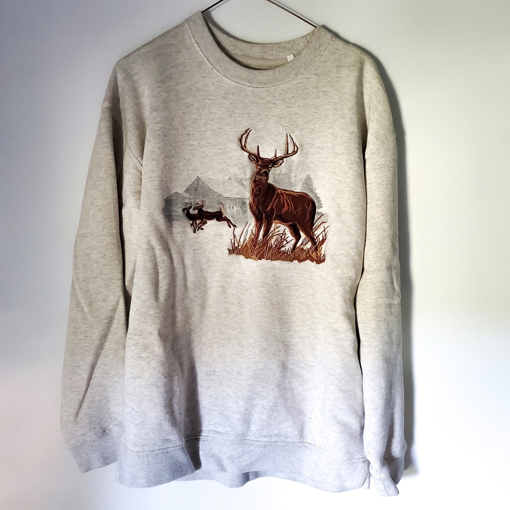 Cozy sweatshirt with embroidered deer